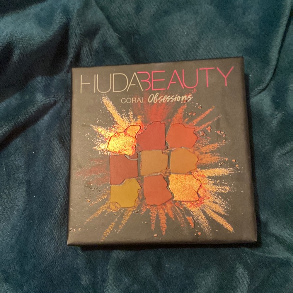 Huda Beauty Coral Obsessions palette